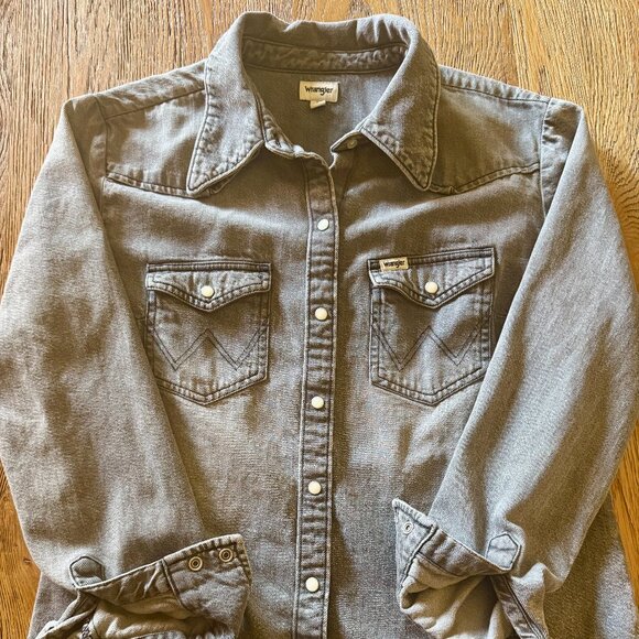 Women's Long Sleeve Western Snap with Front and Back Yokes Solid Top - Picture 1 of 2
